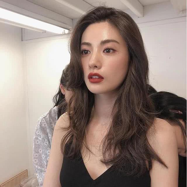 �������е�Ũ��ϵŮ�񣬱���Ϊ���޵�һ�����������ٴ����˹ھ���